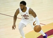 米切尔狂砍哈登分，关键时刻神级表现迎来新赛季高光！的简单介绍